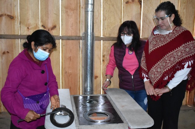 Impulsa Semahn uso de estufas ecológicas en La Trinitaria