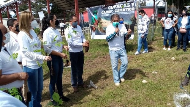 SEMAHN e IJECH plantan mil 300 arbolitos en el CECyTE de La Trinitaria 